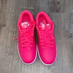 Nike low dunks hyper pink
